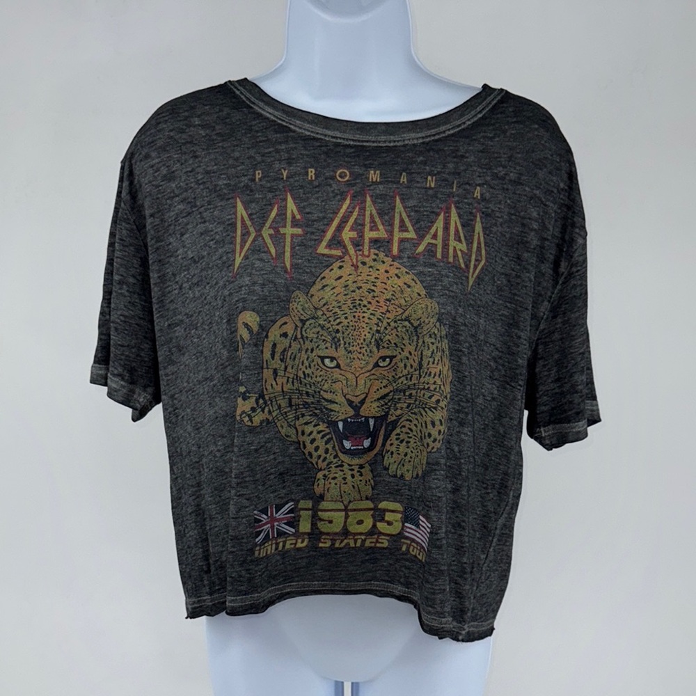 NWOT WOMEN’s Def Leppard Pyromania Cropped Graphic Tee - Size Large